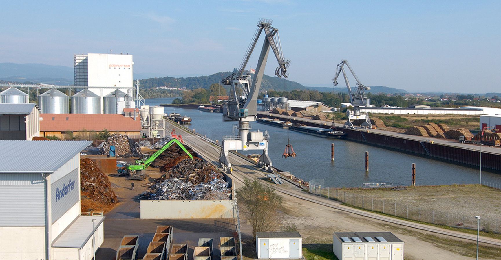 Werk 1 am Donauhafen Straubing mit Schiffsumschlag