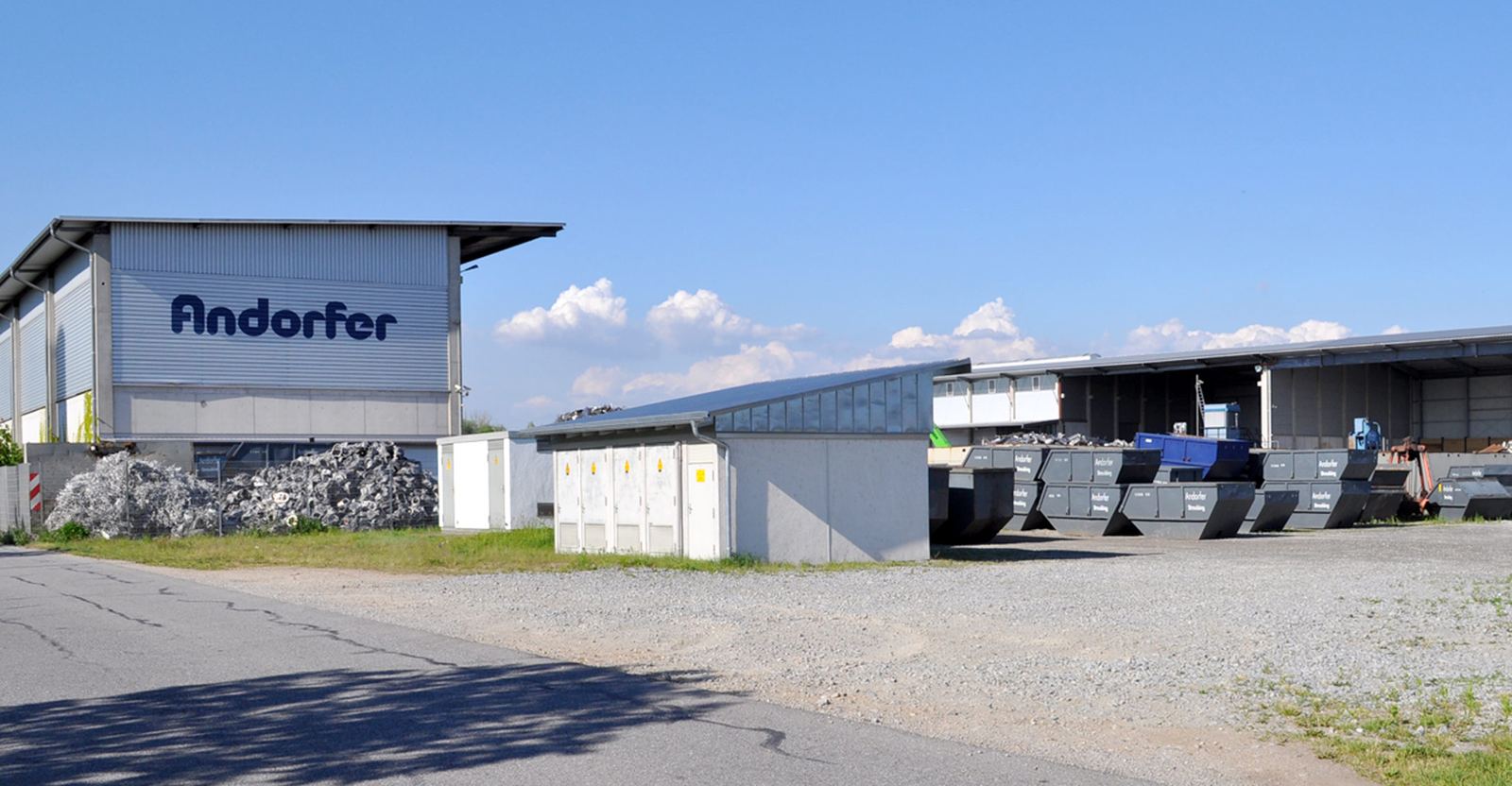Lagerhalle mit Muldencontainern am Standort Straubing